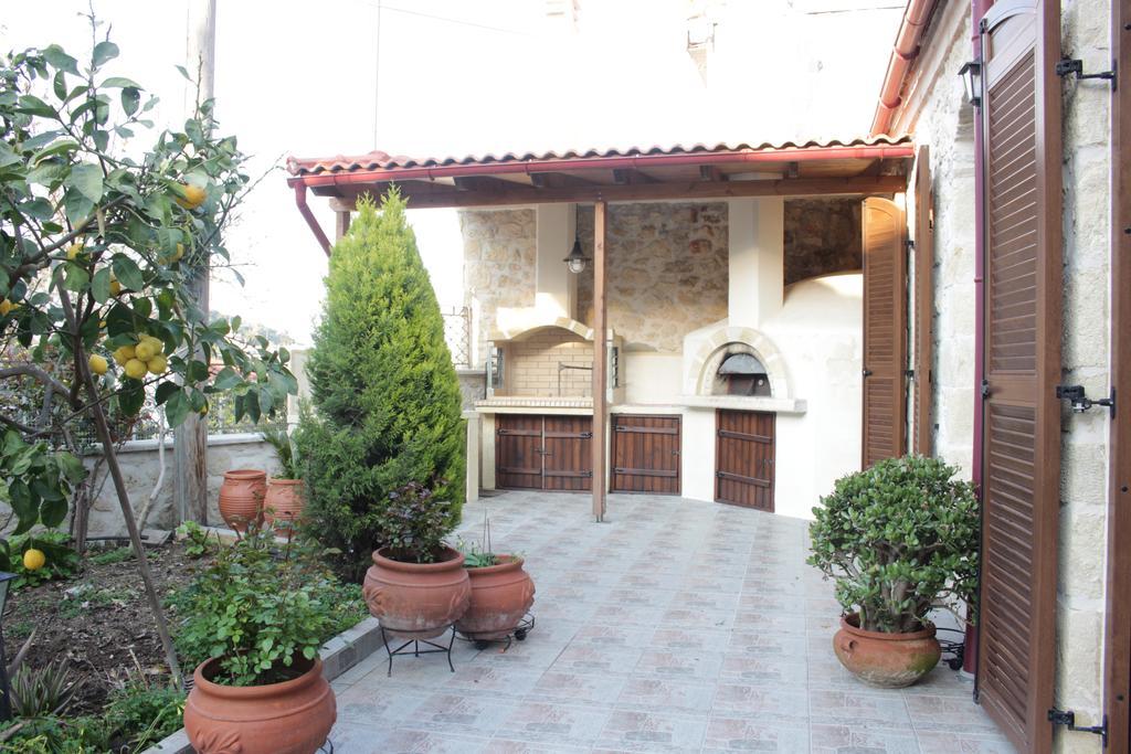 Artemisia Traditional Home Choudetsi Exterior photo